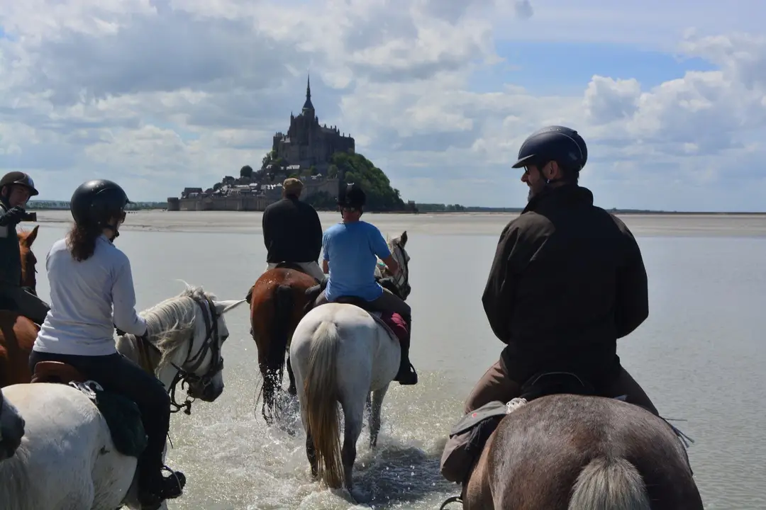 La Taniere Randonnee A Cheval Mont St Michel