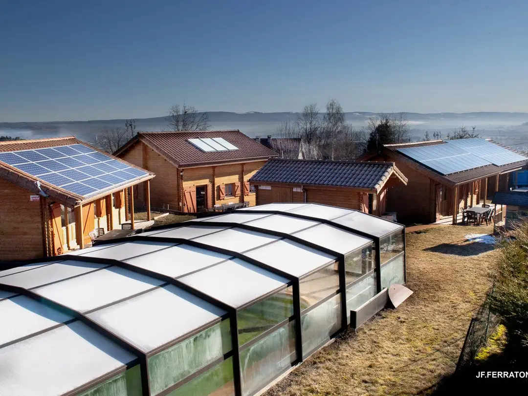 Gîtes Bon Air: location gîte de groupes écologique bioclimatique avec piscine chauffée jacuzzi PMR