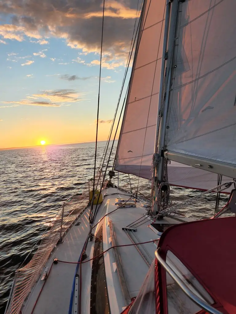Ready To Turn Sailing-Cruising School
