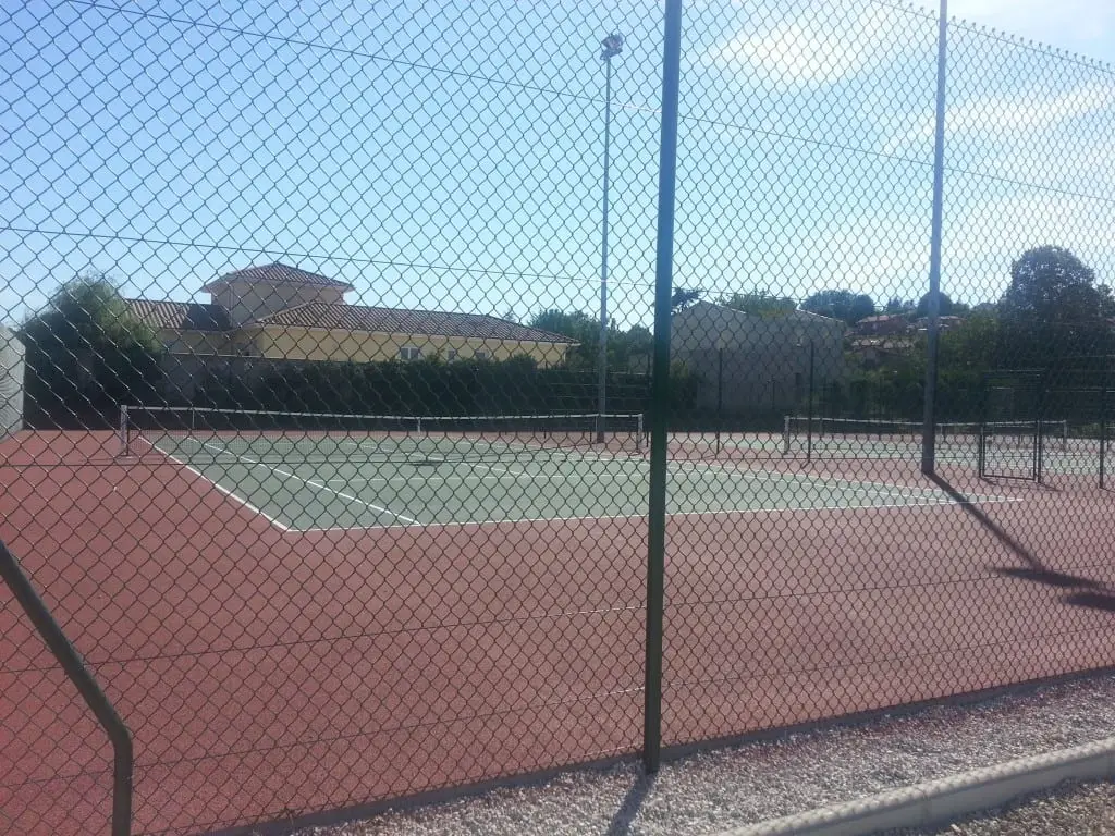 Court de Tennis et Club House