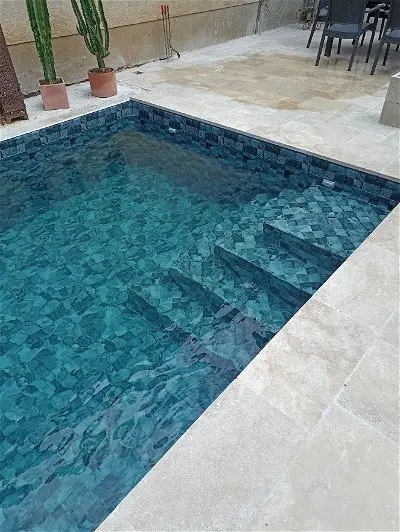 Les piscines, la main bleue