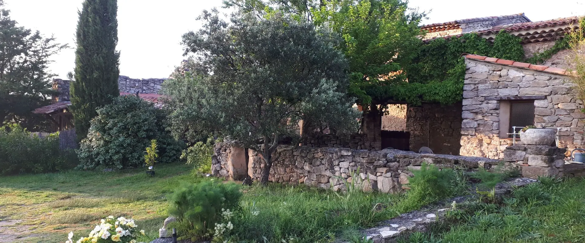 La Meironnette: Location de vacances gîte meublé de caracère avec piscine 5 ou 6 pers Aix Provence