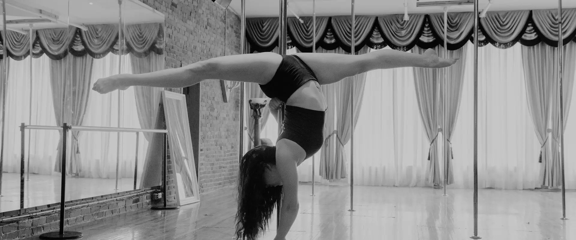 Studio Vexial Pole Fitness