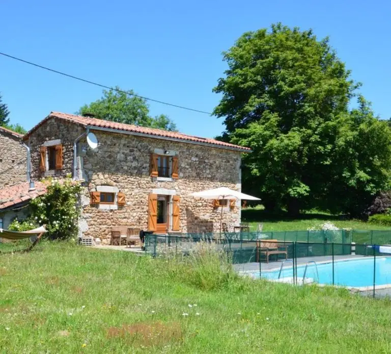 Gîte du Grand Bois : location vacances gîte rural avec piscine (Auvergne, Puy de Dôme)