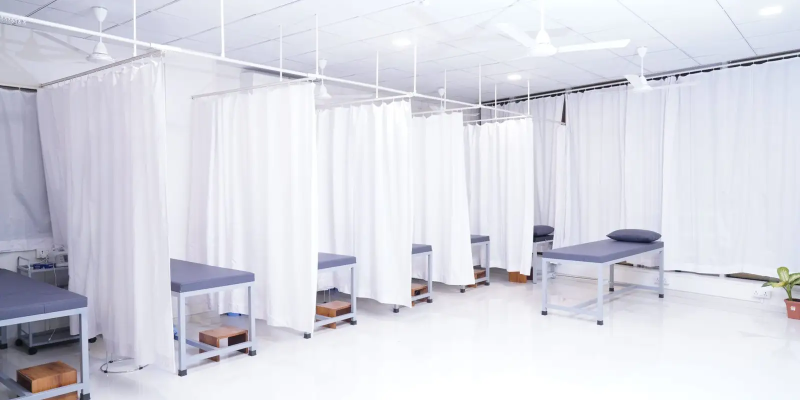 VYOM - Advanced Pain & Sports Clinic-Physiotherapy Center/Best Physiotherapist in Mota Varachha Surat