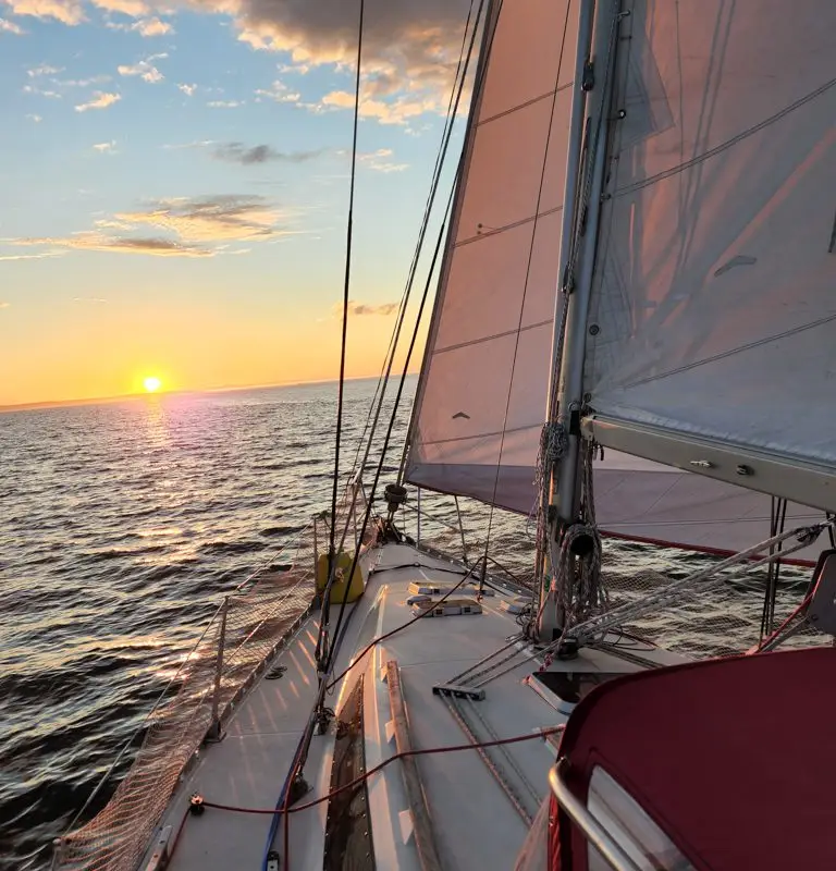 Ready To Turn Sailing-Cruising School