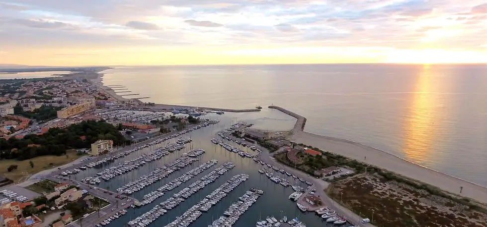 YACHT CLUB