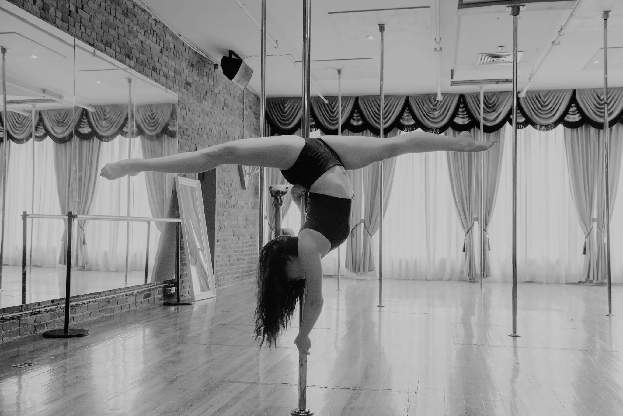 Studio Vexial Pole Fitness