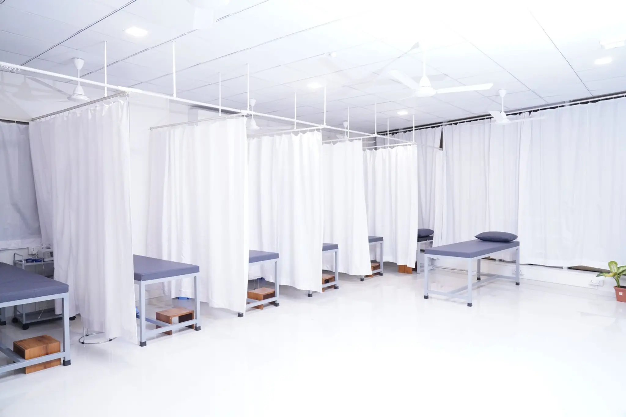 VYOM - Advanced Pain & Sports Clinic-Physiotherapy Center/Best Physiotherapist in Mota Varachha Surat