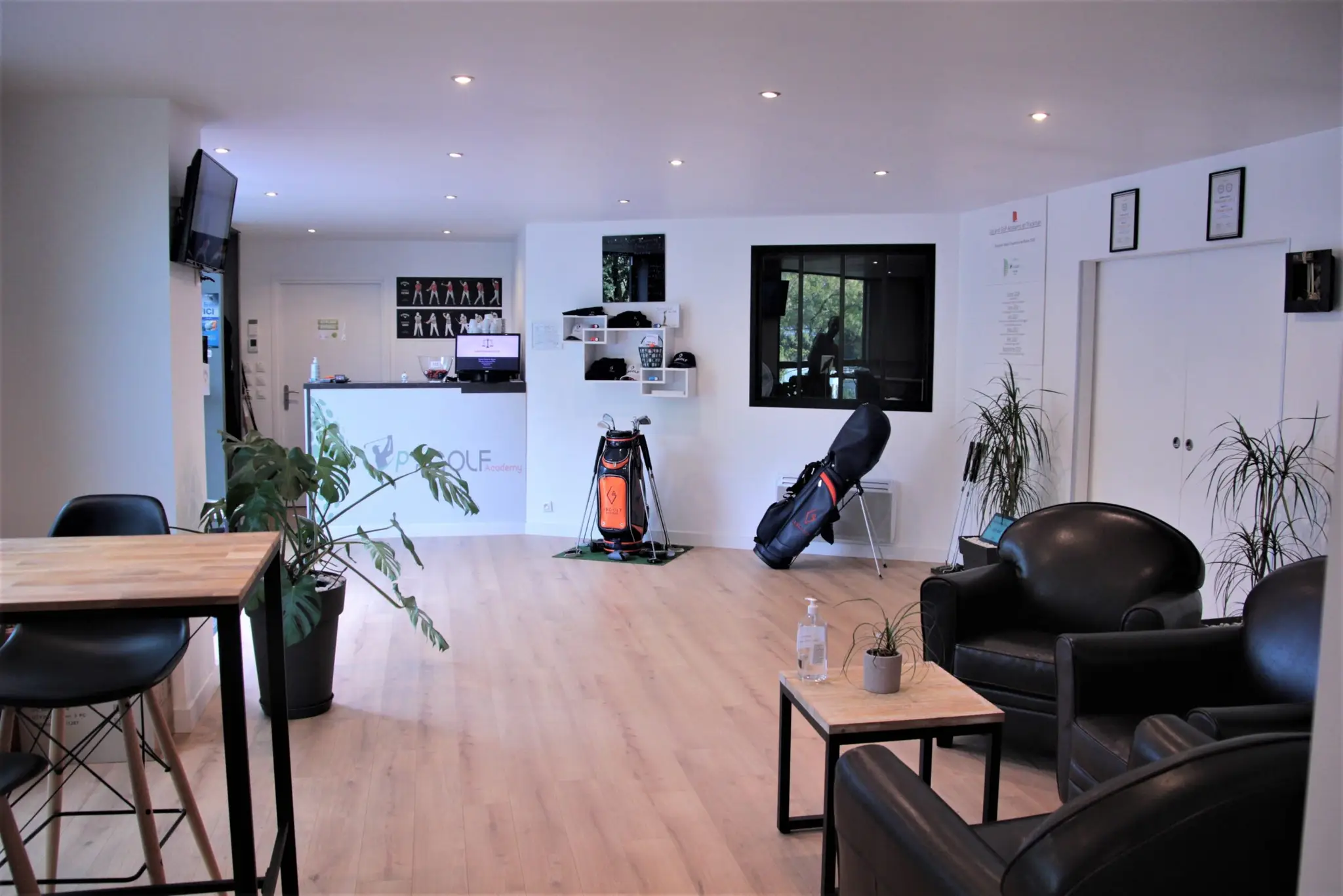 UP AND GOLF ACADEMY