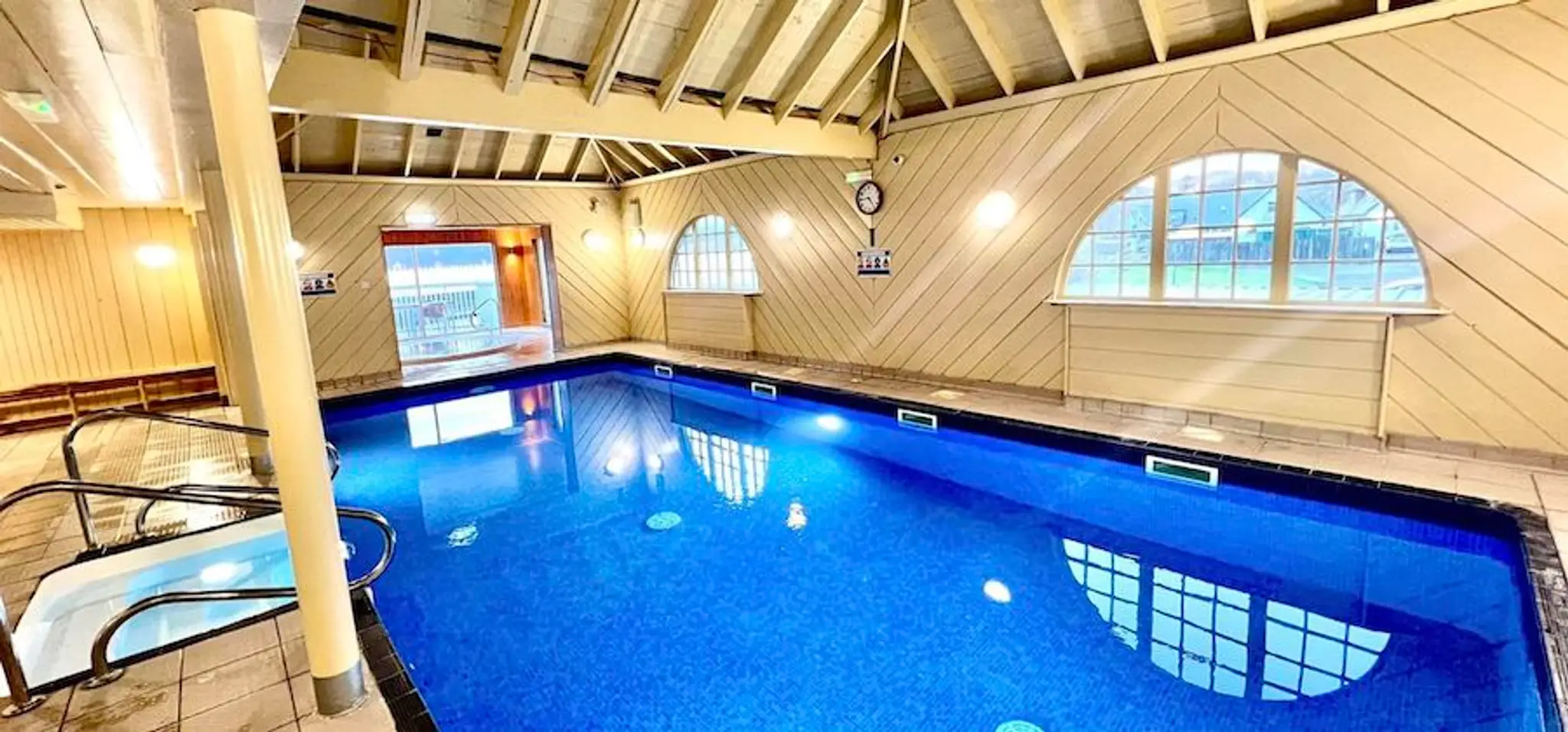 Hollytree Hotel & Swimming Pool