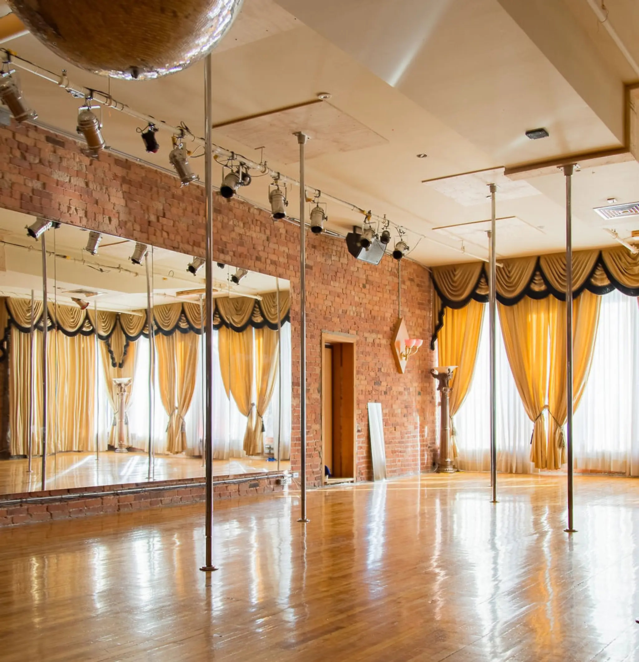 Studio Phnix - Montreal's Greatest Pole Dance & Aerial Arts Studio
