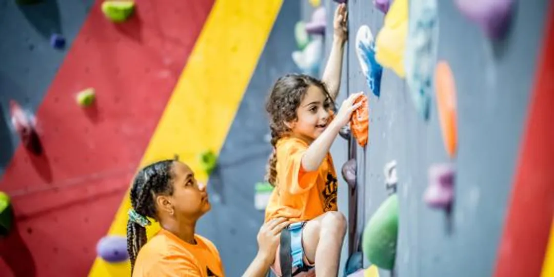Cours de groupe d'escalade pour les jeunes
