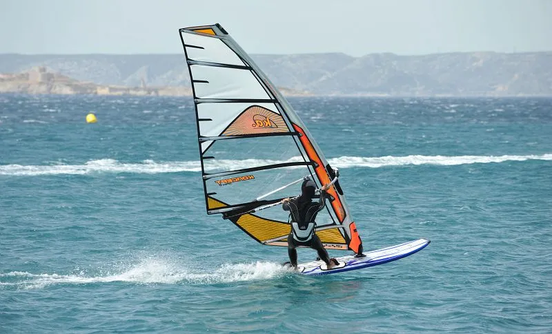 Stage de Planche à Voile pour les 8 à 17 ans - Niveau Débutant et 1 Stage de Planche à Voile pour les 8 à 17 ans - Niveau Débutant et 1