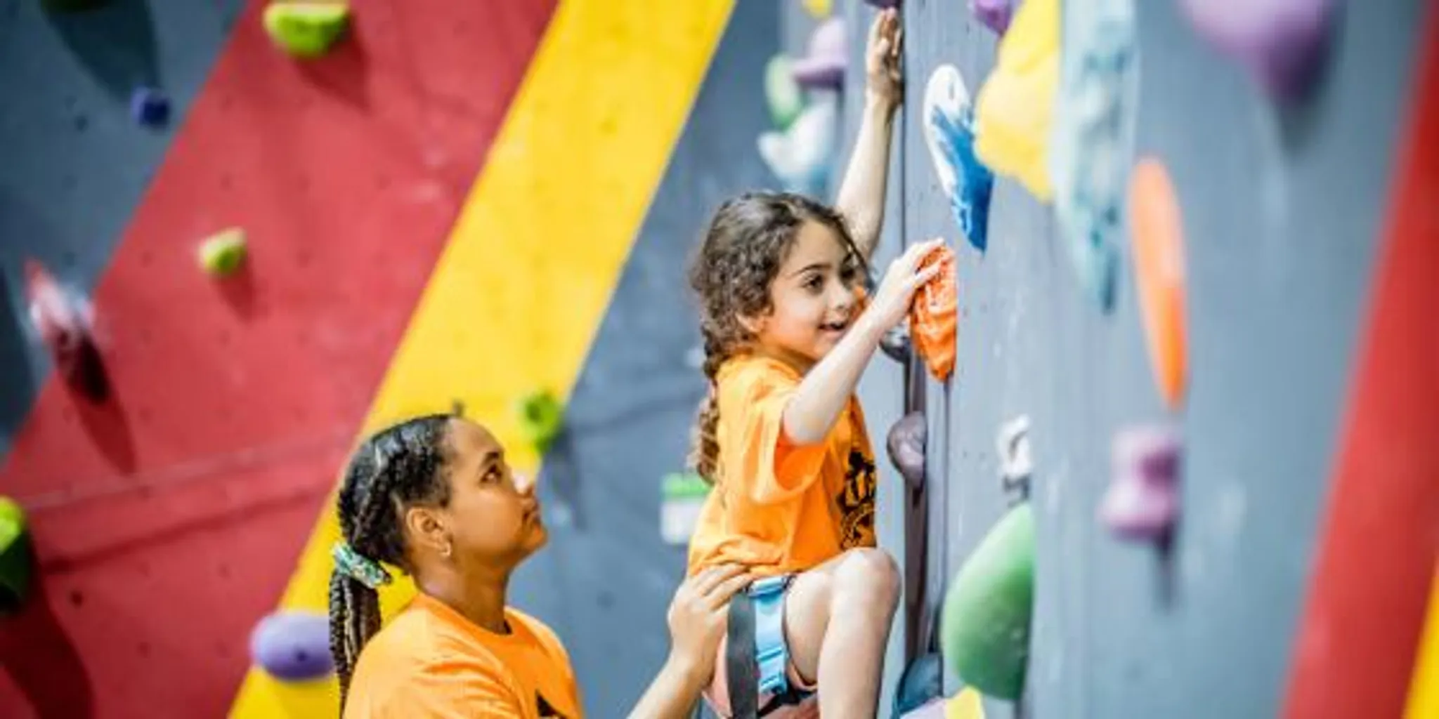Cours de groupe d'escalade pour les jeunes