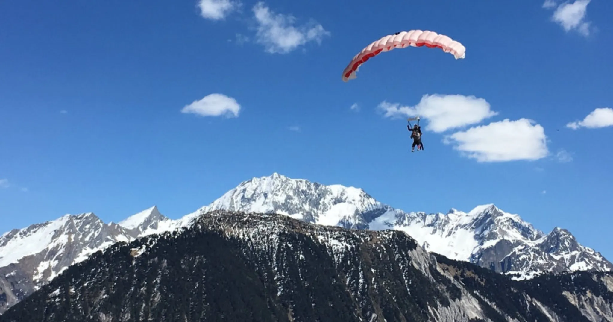 Saut en parachute avec vue sur les Pyrénées