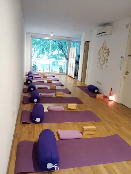 Yoguinis omm : Clases de yoga para niños y adultos Profesorado de yoga para niños