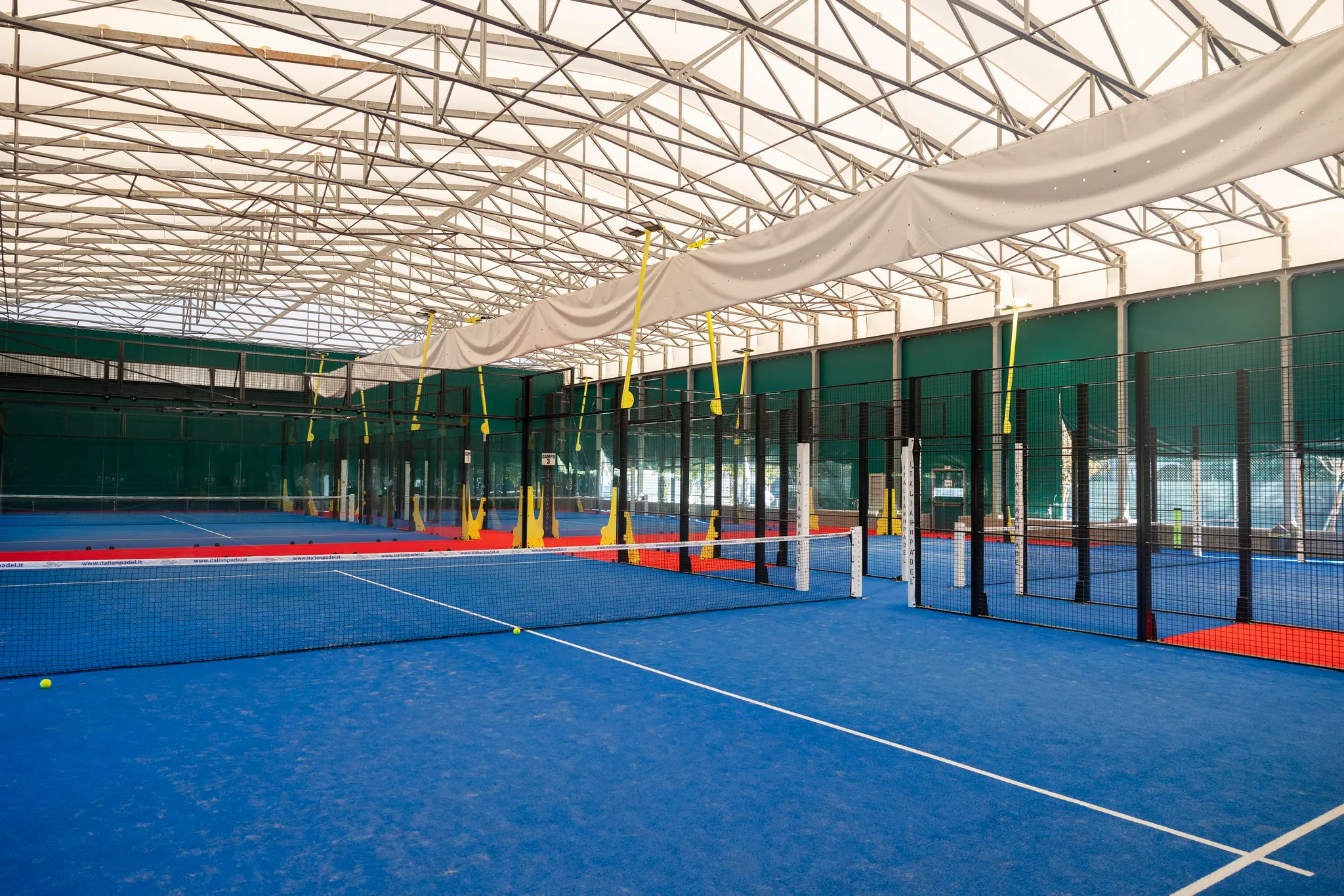 Patio central padel e tennis