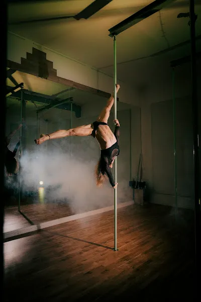 A Fleur D'eau Girl's Box - Pole Dance