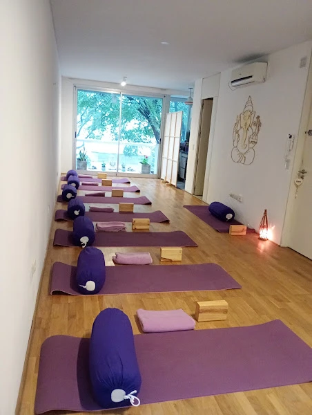 Yoguinis omm : Clases de yoga para niños y adultos Profesorado de yoga para niños