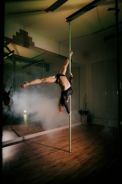 A Fleur D'eau Girl's Box - Pole Dance