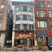 Mulligans Golf Bar