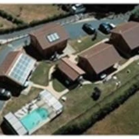 Gîtes Bon Air: location gîte de groupes écologique bioclimatique avec piscine chauffée jacuzzi PMR