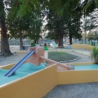 Mini golf, restauration rapide, manège