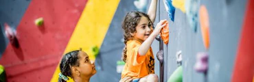 Cours de groupe d'escalade pour les jeunes