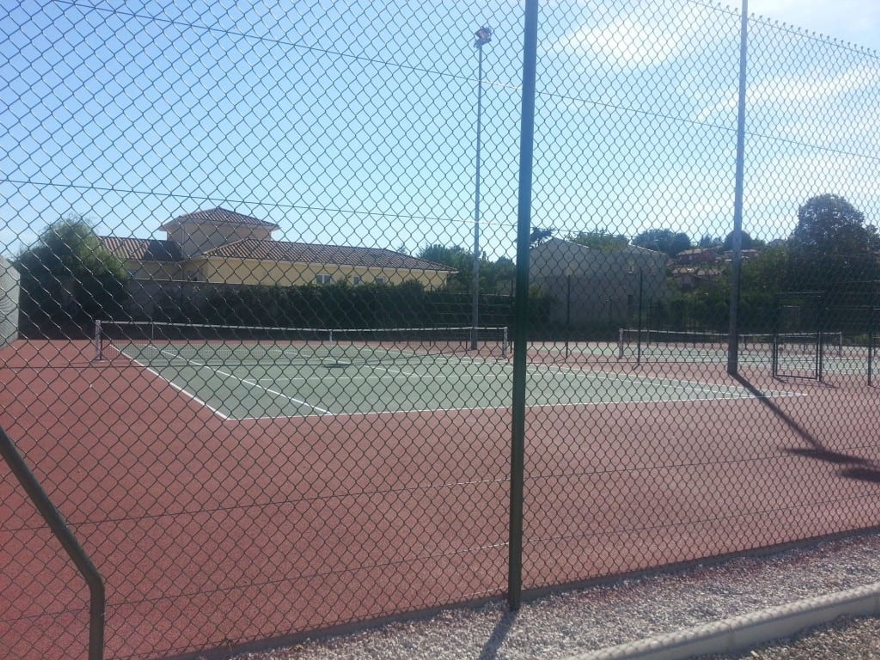Court de Tennis et Club House