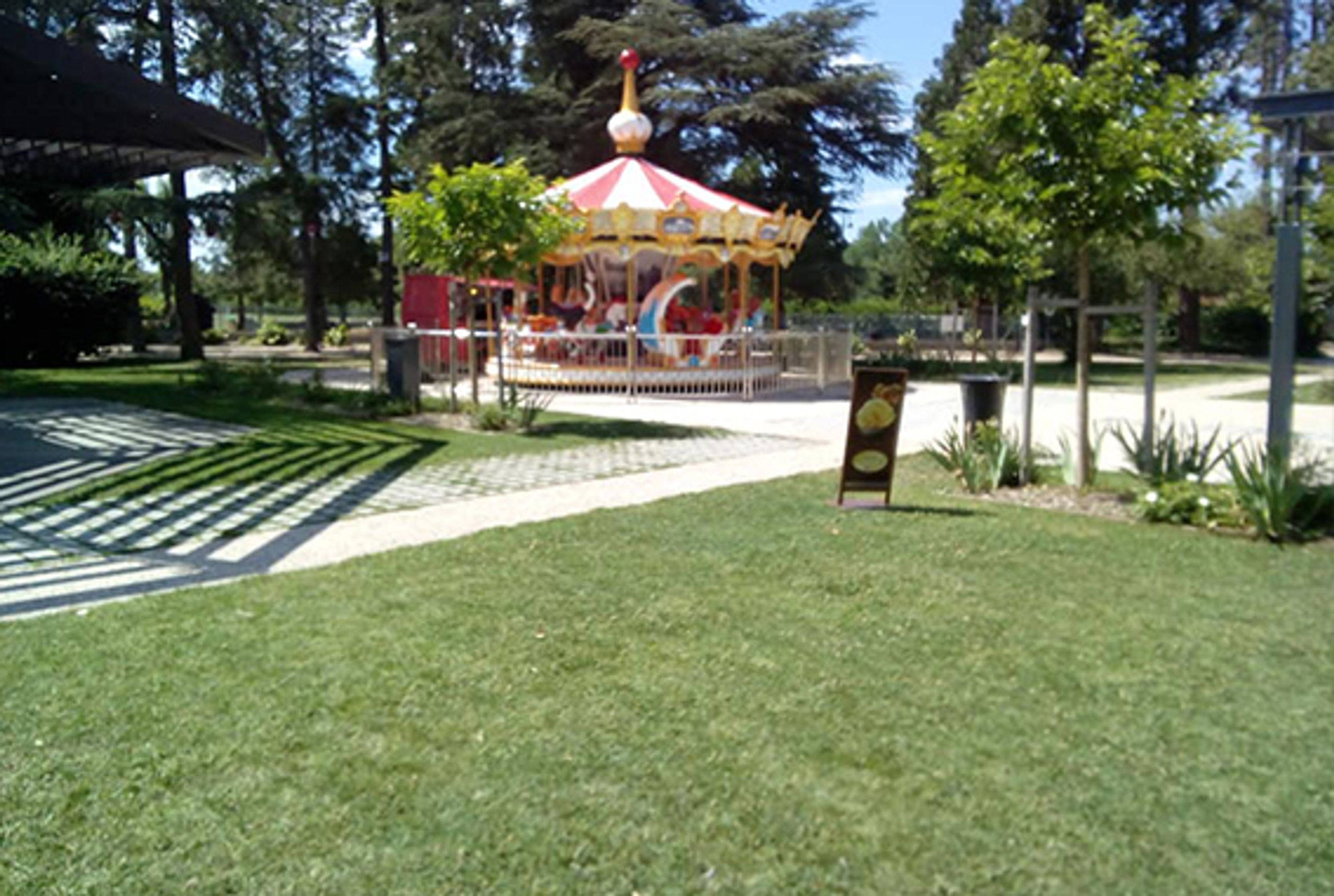 Mini golf, restauration rapide, manège