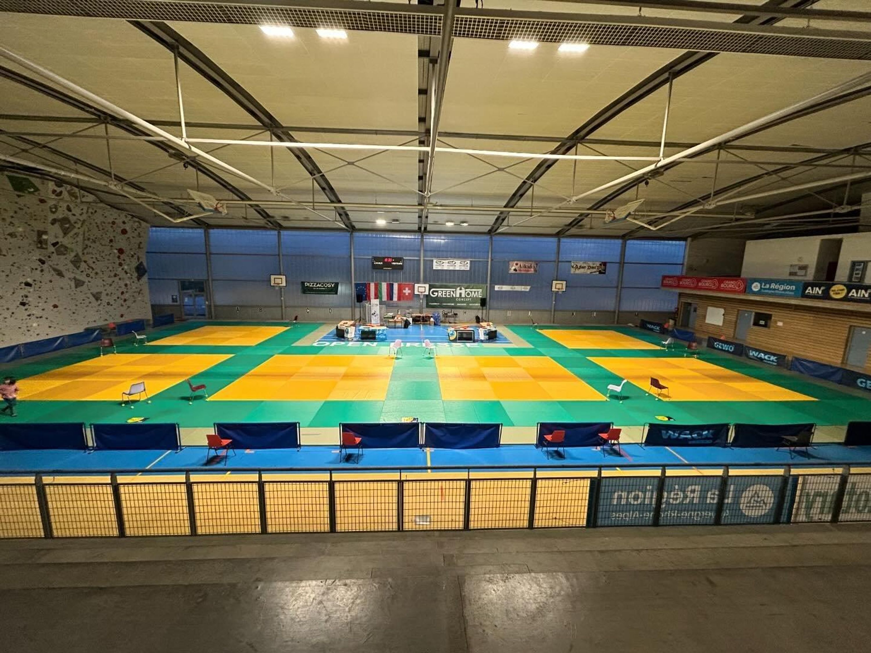 Photo: playsport.com Discover Saint-Denis Dojo: Judo, Jujitsu & Taiso in Saint-Denis-lès-Bourg