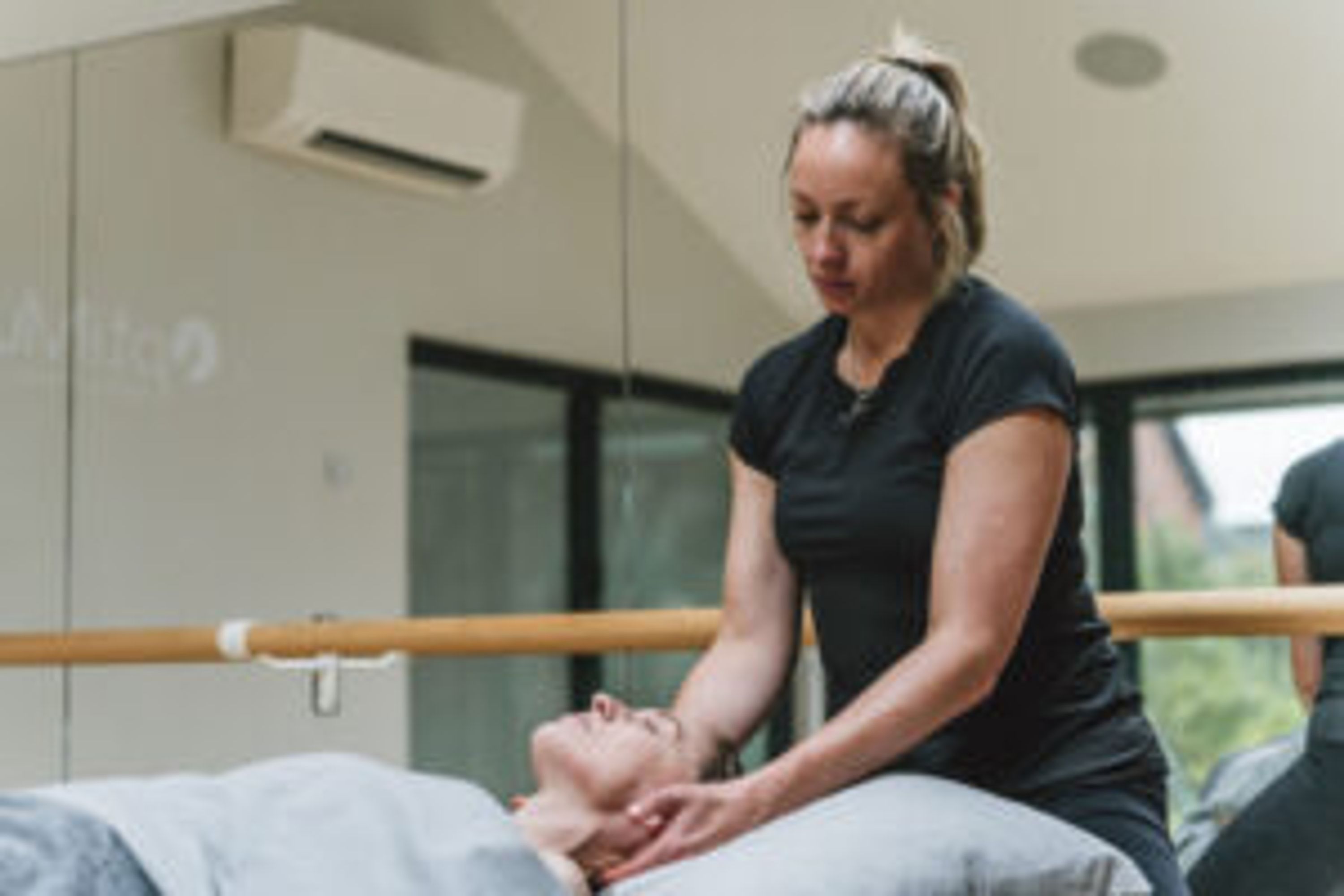 Massage Nikki Baring