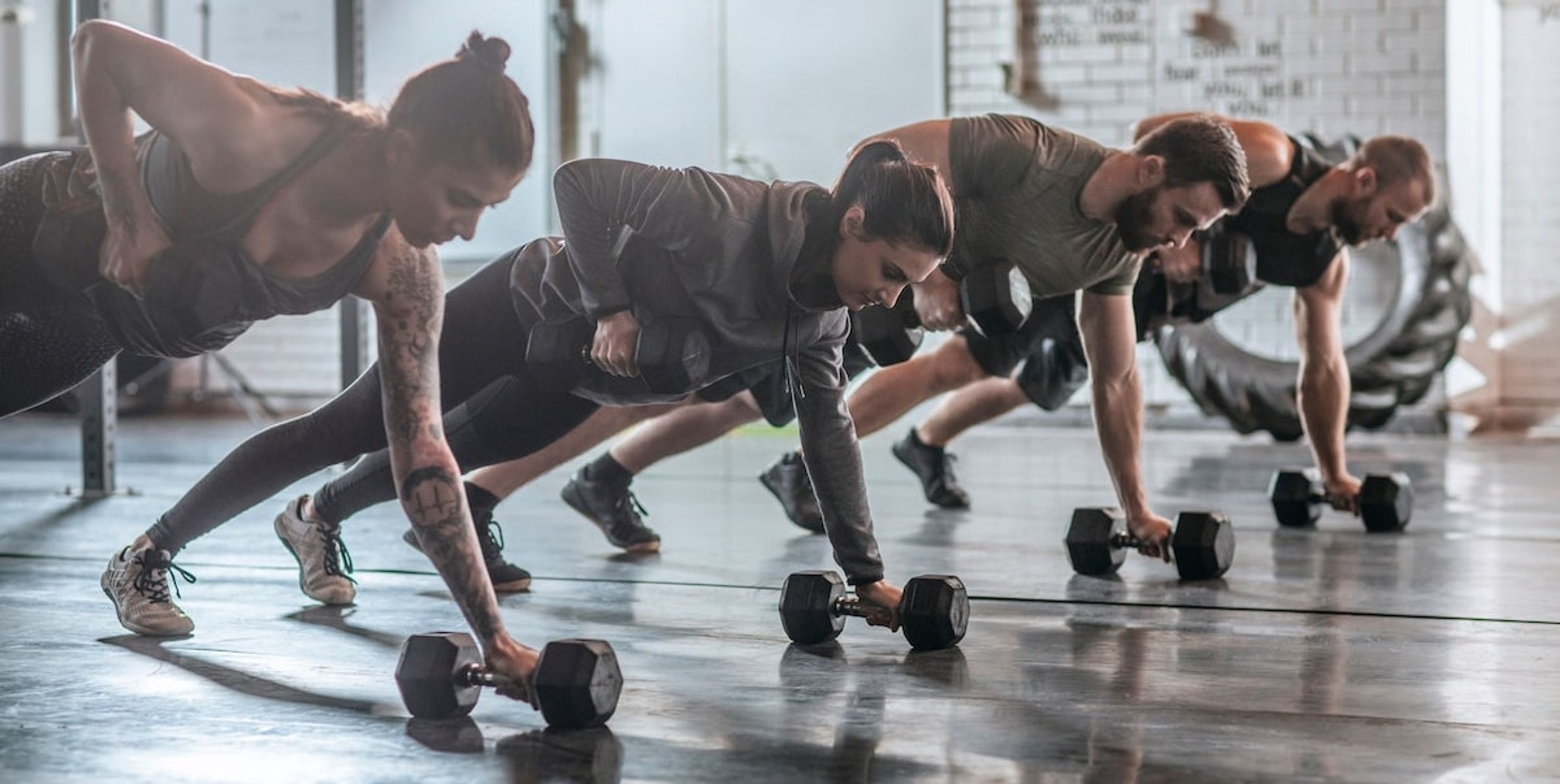 Спортивные девушки. Training trials. Кроссфит упражнения. Групповые занятия спортом мужские. Training trials.