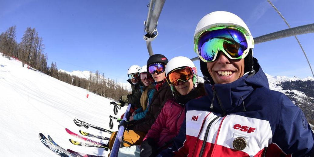 Cours de ski alpin débutant en cours collectifs